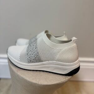 ANNE KLEIN White and Silver Slip-On Sneakers (US 7)